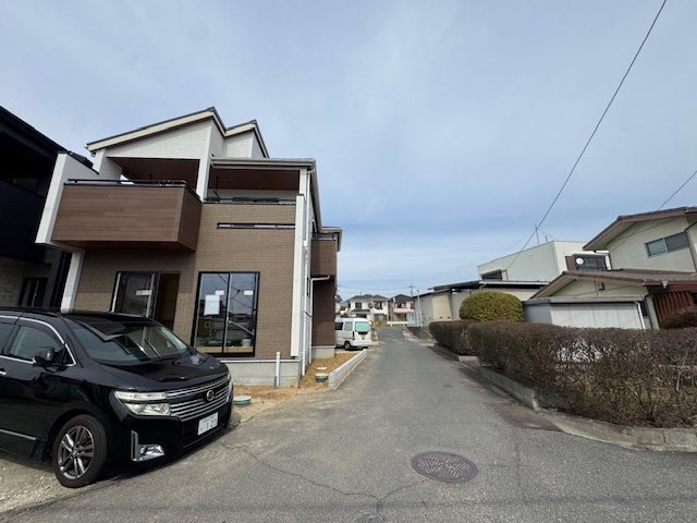 ブルーミングガーデン岡山市東区西大寺川口②号棟の前面道路含む現地写真