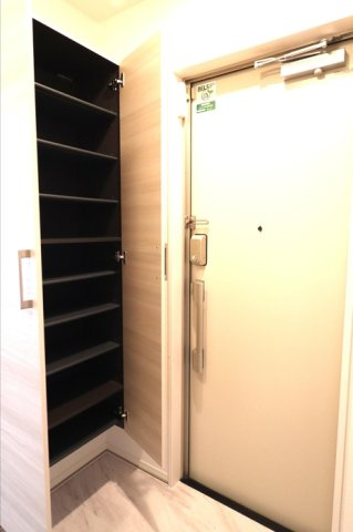 グラナーデ貫井の玄関