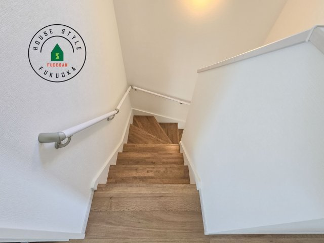 大野城市緑ヶ丘1丁目第1-1棟（1号棟）の内観：施工例|階段からも明るい光が入ります。採光や通風も階段の重要な役割です。