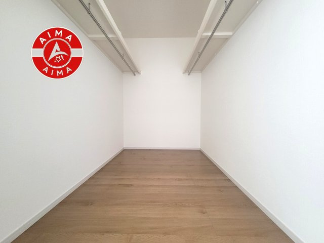 大野城市緑ケ丘1丁目第1-1棟（1号棟）の収納|洋服や大きな荷物が多い方や人数の多いご家族などは、一般的なクローゼットよりもウォークインクローゼットのほうが使い勝手が良いです。