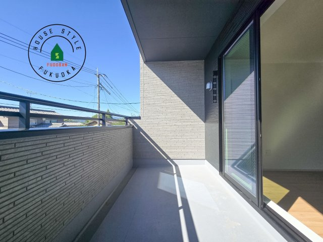 大野城市緑ヶ丘1丁目第1-1棟（1号棟）の外観：施工例|風をしっかりと感じられるバルコニーでは、毎日が洗濯日和です。広々としているので洗濯も楽しくなるでしょうし、気分転換にバルコニーからの眺めを楽しむのもいいでしょう。