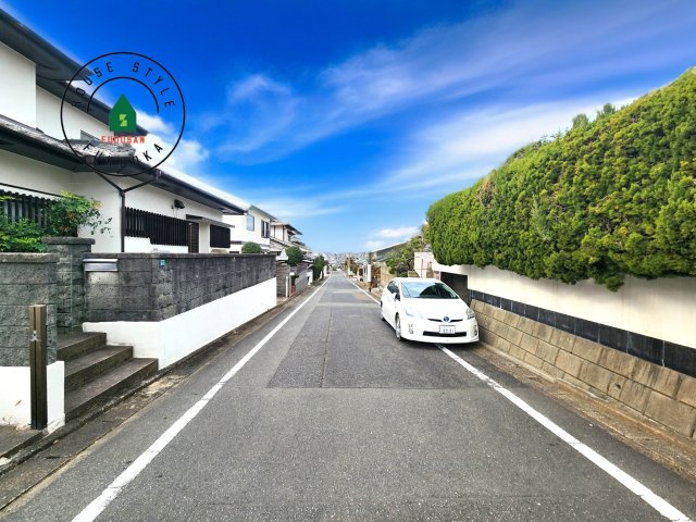 大野城市緑ヶ丘1丁目第1-1棟（1号棟）の前面道路含む現地写真|前面道路は閑静な住宅地をはしる車通りの少ない道路。お車の出し入れが苦手なママや小さなお子様にも安心ですね。しっかり舗装もされているので、ベビーカーや自転車で通っても快適に通行できます。