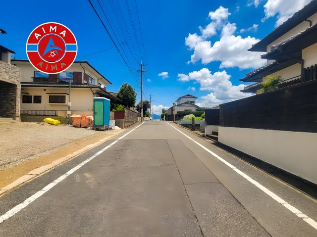大野城市緑ヶ丘1丁目第1-1棟（1号棟）の前面道路含む現地写真|前面道路は閑静な住宅地をはしる車通りの少ない道路。お車の出し入れが苦手なママや小さなお子様にも安心ですね。しっかり舗装もされているので、ベビーカーや自転車で通っても快適に通行できます。