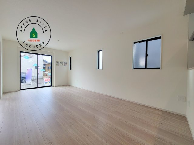 大野城市緑ヶ丘1丁目第1-1棟（1号棟）の内観：施工例|ご家族を近くに感じられる対面キッチンのLDK。会話もはずみそうですね。