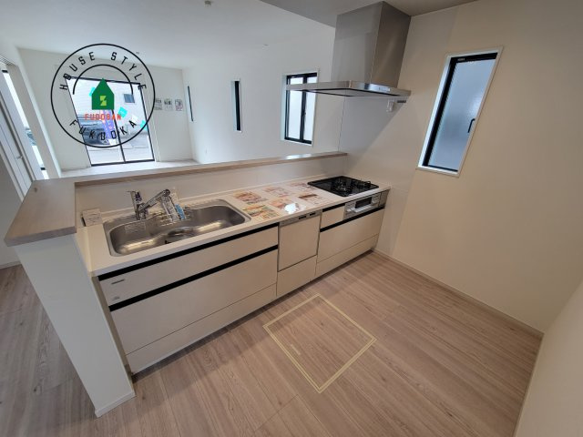 大野城市緑ヶ丘1丁目第1-1棟（1号棟）の内観：施工例|ダイニングテーブルへの配膳がラクラク、お料理はかどるカウンター付きシステムキッチン！