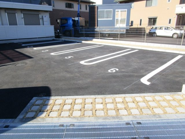 アレクシスの駐車場