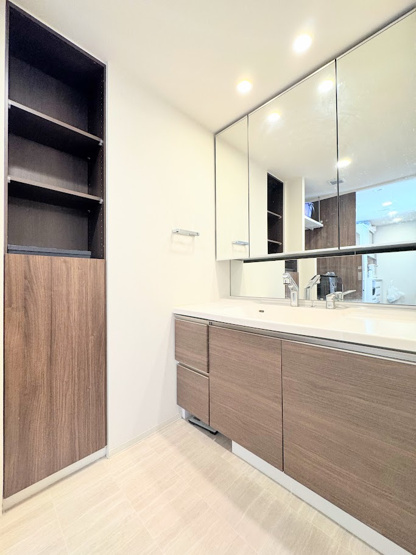 【洗面所】 | オハナ淵野辺ガーデニアシーズンレジデンス | ◆毎日使う場所だから、機能的で使いやすさに配慮したパウダールーム。すっきりと使えるように収納も豊富にご用意しています。