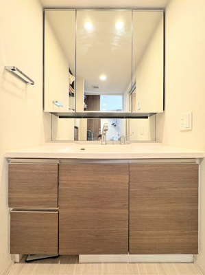 【洗面所】 | オハナ淵野辺ガーデニアシーズンレジデンス | ◆三面鏡裏や、シンクしたにも多数収納を備えた、広々とした洗面化粧台。窓のある明るい洗面所で毎日の身支度も気持ち良くお使い頂けます。