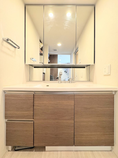 【洗面所】 | オハナ淵野辺ガーデニアシーズンレジデンス | ◆三面鏡裏や、シンクしたにも多数収納を備えた、広々とした洗面化粧台。窓のある明るい洗面所で毎日の身支度も気持ち良くお使い頂けます。