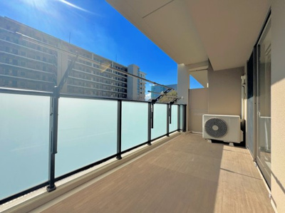 【バルコニー】 | オハナ淵野辺ガーデニアシーズンレジデンス | ◆気持ちのいい空が見渡せる広いバルコニー。爽やかな風を感じて、心躍る素敵な暮らしがはじまります。通風・採光にも優れ、心地よい光と風があふれています♪