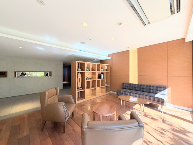 【その他共用部分】 | オハナ淵野辺ガーデニアシーズンレジデンス | ◆洗練されたデザインと広々とした空間が魅力です。快適な待ち合わせやちょっとした休憩にも最適な場所です。落ち着いた雰囲気と清潔感があり、住まいの第一印象を良くしてくれます。