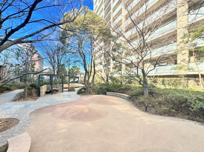 【中庭】 | オハナ淵野辺ガーデニアシーズンレジデンス | ◆季節ごとに変わる景色を楽しみながら、心豊かな暮らしを実現します。お子様の遊ぶスペースにも最適。