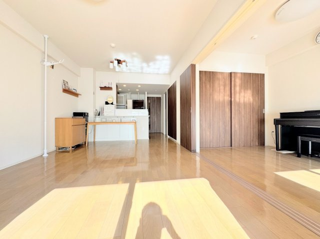 【居間・リビング】 | オハナ淵野辺ガーデニアシーズンレジデンス | ◆ご家族の会話がはずむ、開放的なＬＤＫです。休日はお陽さまの光をたっぷりととりこめるぽかぽかリビングで過ごしませんか？