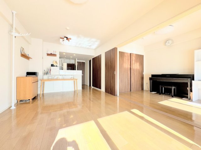 【居間・リビング】 | オハナ淵野辺ガーデニアシーズンレジデンス | ◆広々としたリビング・ダイニングは、シックでモダンな内装。落ち着いた雰囲気に包まれて、伸びやかな空間のなかで、ゆったりと家族団らんのひとときを過ごせます。