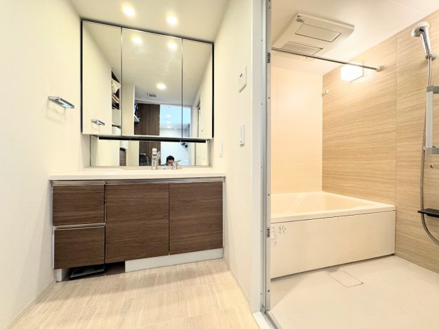 【洗面所】 | オハナ淵野辺ガーデニアシーズンレジデンス | ◆ご家族の1日が始まり、1日が終わりを締めくくる洗面空間。洗濯機を配置しても十分なスペースを確保した設計となっております。