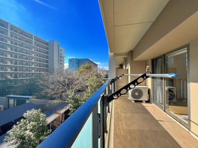 【バルコニー】 | オハナ淵野辺ガーデニアシーズンレジデンス | ◆広いバルコニーは寝室と子供部屋からアクセスできる2WAY動線。お布団も洗濯物もたくさん干せます！！