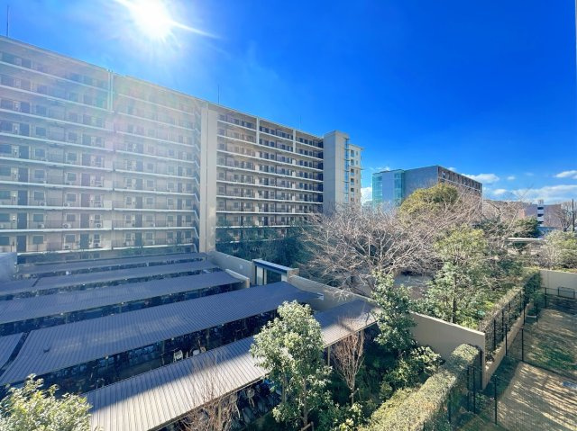 【展望】 | オハナ淵野辺ガーデニアシーズンレジデンス | ◆気持ちのいい空が見渡せる広いバルコニー。爽やかな風を感じて、心躍る素敵な暮らしがはじまります。通風・採光にも優れ、心地よい光と風があふれています♪