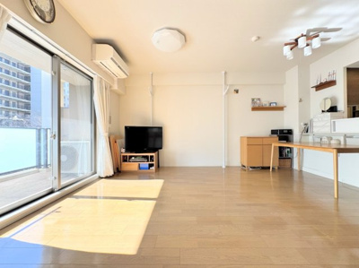 【居間・リビング】 | オハナ淵野辺ガーデニアシーズンレジデンス | ◆家族で食卓を囲むダイニングスペースと、ソファでゆったりくつろぐリビングスペースがしっかり区切られているので家具の配置や用途を使いわけしやすいです。