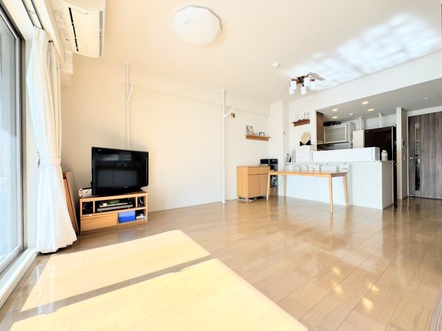 【居間・リビング】 | オハナ淵野辺ガーデニアシーズンレジデンス | ◆一家だんらんのスペースとなるＬＤＫ。窓から明るい光が差し込み、思わず家族の会話も弾む快適な空間。