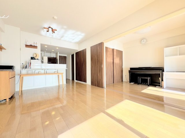 【居間・リビング】 | オハナ淵野辺ガーデニアシーズンレジデンス | ◆家族みんなが爽やかに健やかに過ごせるように、溢れる光をたっぷり取り込んだリビングダイニング。集いの場、憩いの場としての快適性を求めたやすらぎの空間です！