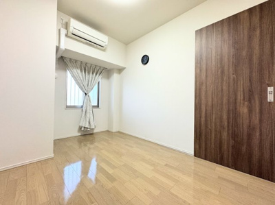 【洋室】 | オハナ淵野辺ガーデニアシーズンレジデンス | ◆子どものスタディ空間として、あるいは書斎やホビールームとして生活スタイルに合わせて使えるプライベートルーム。居心地のいい落ち着いたインテリアが似合います。