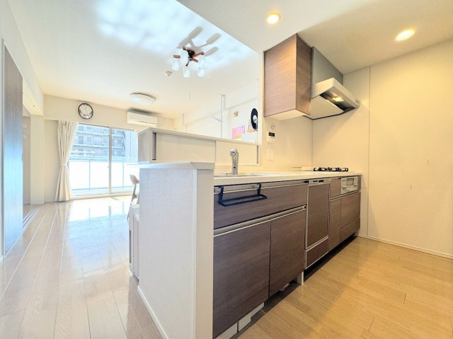 【キッチン】 | オハナ淵野辺ガーデニアシーズンレジデンス | ◆キッチンからダイニングやリビングが見渡せるキッチン。料理をしながら家族とコミュニケーションをとれるだけでなく、大きな開放感も得られることができます。