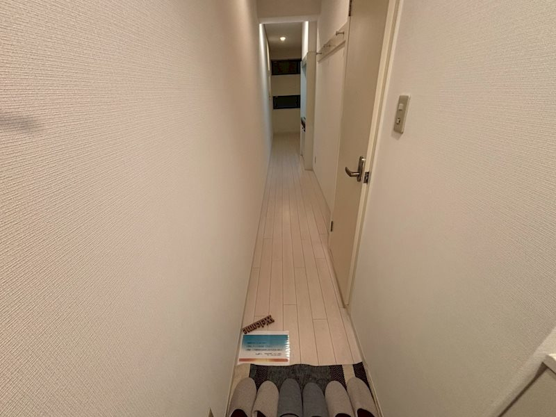 綾小路アパートメントの玄関