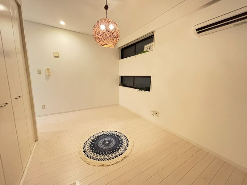 綾小路アパートメントの居間・リビング