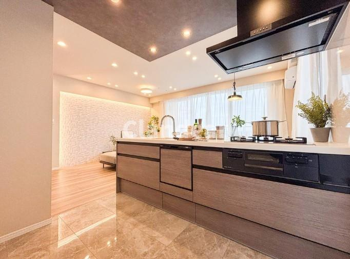 アトラスタワー北千住（千住ミルディス弐番館）のキッチン|スタイリッシュなデザインのキッチン回り♪収納も豊富で、綺麗な空間を保てますね！