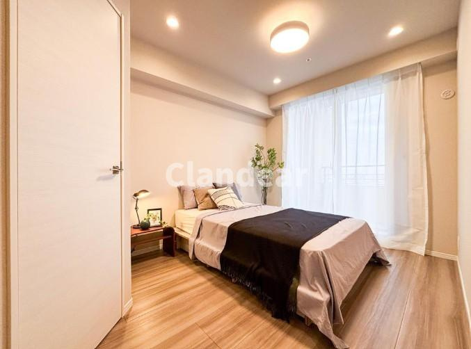 アトラスタワー北千住（千住ミルディス弐番館）の寝室|ナチュラルな色合いが心地よい空間。家具を選びやすく、日々の暮らしにそっと寄り添う落ち着いた雰囲気です