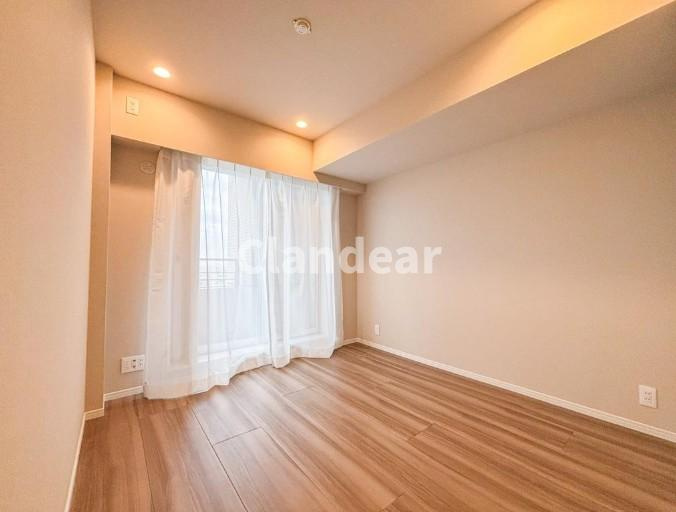 アトラスタワー北千住（千住ミルディス弐番館）の洋室|デスクを置きやすい洋室は、在宅ワークや書斎として活躍。仕事とプライベートを程よく切り替えられる落ち着いた空間です