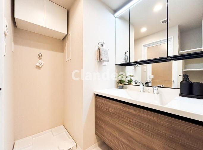 アトラスタワー北千住（千住ミルディス弐番館）の独立洗面台|朝の身支度がスムーズに行える、使い勝手の良い洗面室。家族それぞれの生活リズムに寄り添う空間です