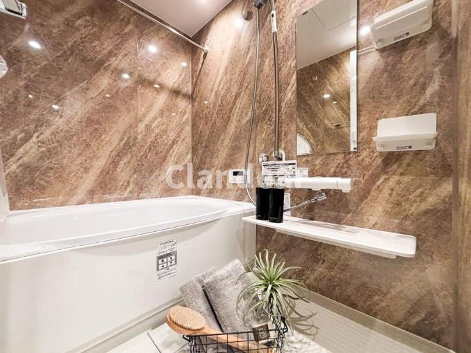 アトラスタワー北千住（千住ミルディス弐番館）の浴室|お子様と一緒に浸かれる広めのバスタブで、バスタイムをさらに楽しく♪