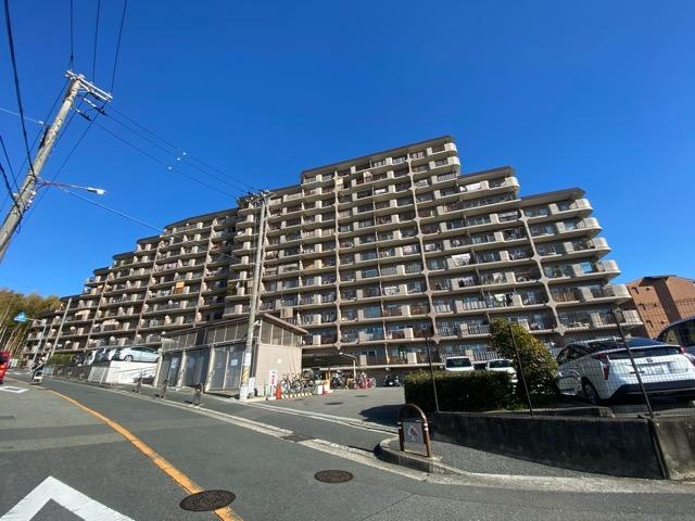 千里台スカイハイツC棟の外観