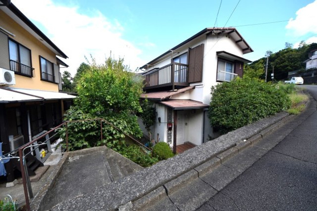 【前面道路含む現地写真】 | 伊東市川奈　戸建 | 少し階段を下ります