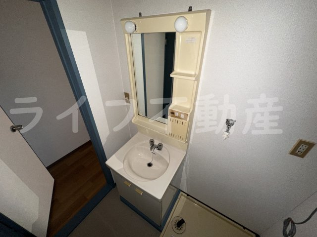 岡本マンションの独立洗面台