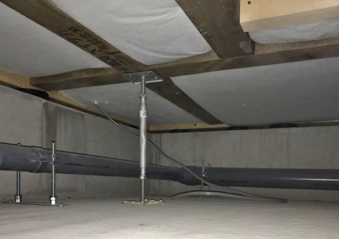 仲介手〇料不要　リーブルガーデン菊池市泗水町永【泗水東小・泗水中】の構造・工法・仕様|建物の床を支える「床束」と呼ばれる支持材に、サビやシロアリを寄せ付けない鋼製の床束を採用。