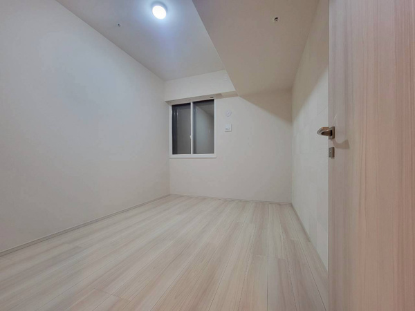 【洋室】 | 【約6帖洋室】クローゼット付き！窓が大きくないので、日焼けさせたくない本やお洋服も置きやすいです！