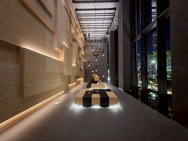 【エントランス】 | 【エントランスホール】高さ約8ｍ、奥行約24ｍを誇る二層吹抜の壮大な回廊。自然素材のインテリアも◎