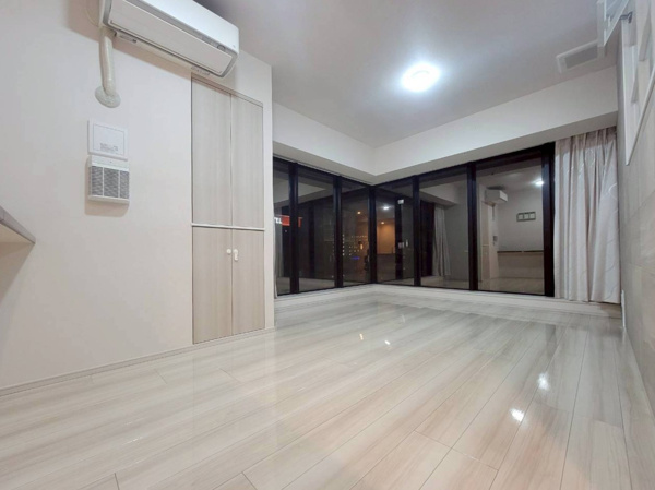 【居間・リビング】 | 【リビングダイニング】約15.6帖のLDK。角部屋ならではのコーナーサッシで、開放感いっぱい！