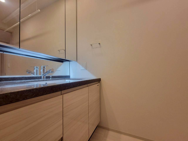 【独立洗面台】 | 【独立洗面台】三面鏡裏収納や、下部にも収納スペースありで洗面台を綺麗に保てます☆