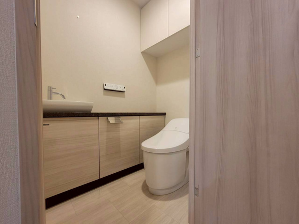 【トイレ】 | 【トイレ】ホテルライクな内装で、お洒落なインテリアも映えます！手洗いカウンター完備◎