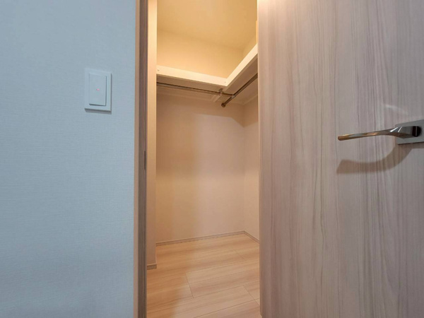 【収納】 | 【約5帖洋室のWIC】奥行きあるウォークインクローゼット。