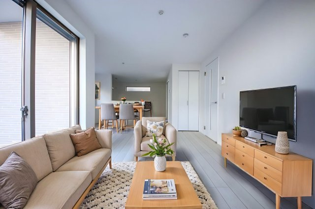 【居間・リビング】 | 現況の物件写真に、AIによる画像処理（CG)がされております。
照明・家具・カーテン・小物類等はCG画像になります。