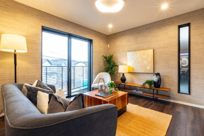 【居間・リビング】 | マイタウン佐井寺プレミアム◇◆全8区画◇◆自由設計◇◆ | 【同社施工例写真】
床材・・・Panasonic製が標準仕様！
LDKには、床暖房3か所標準で付いています♪