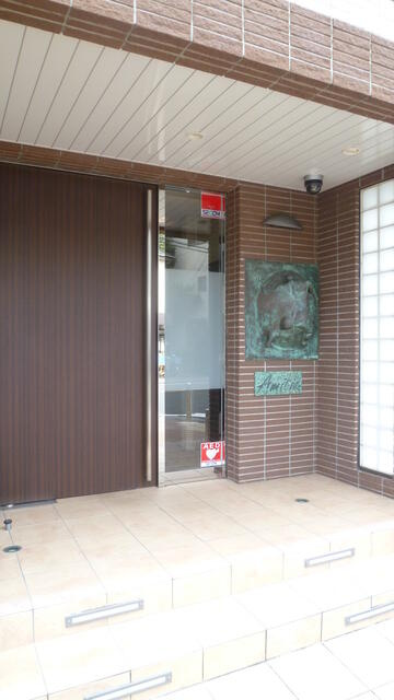 横浜市南区井土ケ谷下町の賃貸マンションのエントランス