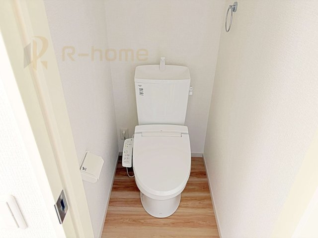水戸市平須町14期　新築戸建て　1号棟のトイレ|温水洗浄便座付きのトイレ。
トイレが２ヵ所設置で朝の忙しい時間でも安心です。