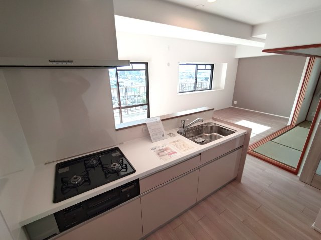 ブリティッシュ・ティンバー泉佐野スウィートのキッチン|コンパクトなキッチンで掃除もラクラク