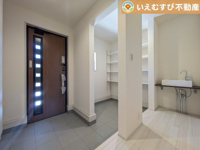 Livele Garden.S　深谷田中第3の玄関|玄関がいつも片づくシューズインクローゼット
たっぷり入る収納設備で玄関がすっきり綺麗に過ごせると快適ですよね♪