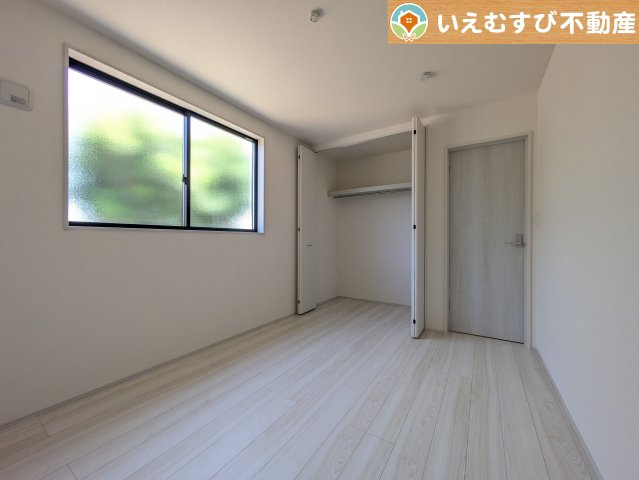Livele Garden.S　深谷田中第3の洋室|ナチュラルな色合いでシンプルな洋室
大容量のウォークインクローゼット付きで、採光もたっぷりのお部屋♪